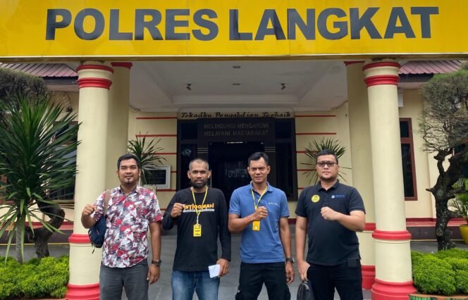 
Dedi Aprianto didampingi tim penasihat hukumnya di Mapolres Langkat.