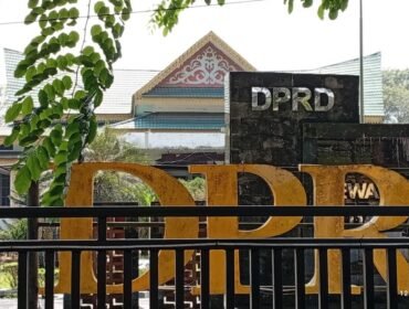 Kantor DPRD Kabupaten Langkat di Kelurahan Kwala Bingai, Kecamatan Stabat.