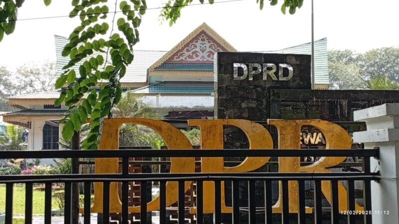 Kantor DPRD Kabupaten Langkat di Kelurahan Kwala Bingai, Kecamatan Stabat.