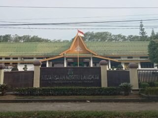 Kantor Kejaksaan Negeri Langkat di Jalan Proklamasi, Kelurahan Kwala Bingai, Kecamatan Stabat.