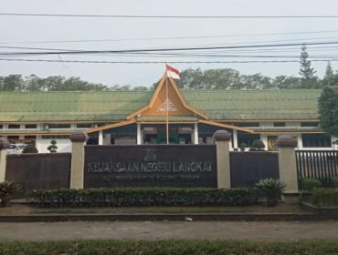 Kantor Kejaksaan Negeri Langkat di Jalan Proklamasi, Kelurahan Kwala Bingai, Kecamatan Stabat.
