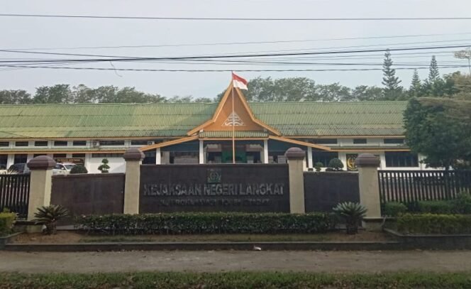 
Kantor Kejaksaan Negeri Langkat di Jalan Proklamasi, Kelurahan Kwala Bingai, Kecamatan Stabat.