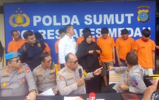 
Kapolrestabes Medan Kombes Pol Gidion Arif Setyawan memberikan keterangan saat memaparkan 7 tersangka. (Ist)