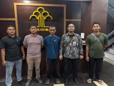 Mujiono (tengah) usai dimankan Tim Tabur Kejati Aceh dan Kejari Lhokseumawe di Jl Kpt Tendean, Kecamatan Stabat, Kabupaten Langkat, Sumatera Utara.