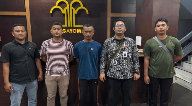 Mujiono (tengah) usai dimankan Tim Tabur Kejati Aceh dan Kejari Lhokseumawe di Jl Kpt Tendean, Kecamatan Stabat, Kabupaten Langkat, Sumatera Utara.