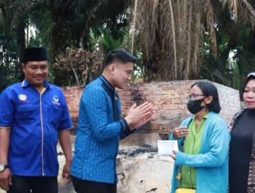 Pimpinan DPRD Sumut Ricky Anthony berikan bahan pangan dan tali asih kepada Tina, janda beranak dua korban kebakaran.