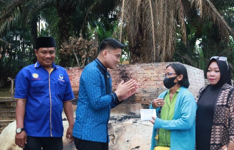 Pimpinan DPRD Sumut Ricky Anthony berikan bahan pangan dan tali asih kepada Tina, janda beranak dua korban kebakaran.