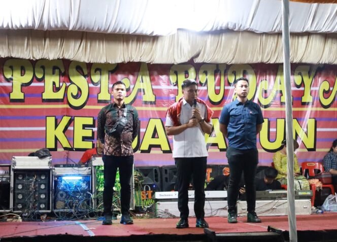 
Pimpinan DPRD Sumut Ricky Anthony menghadiri Pesta Kerja Tahun di Desa Bekiung, Kecamatan Kuala.