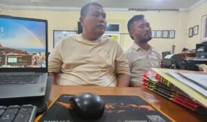 Tersangka Ferdinan Harahap (kiri) bersama penasihat hukumnya Agus Setiawan Gusti di Mapolres Langkat