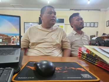 Tersangka Ferdinan Harahap (kiri) bersama penasihat hukumnya Agus Setiawan Gusti di Mapolres Langkat.