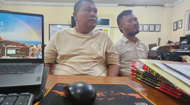 Tersangka Ferdinan Harahap (kiri) bersama penasihat hukumnya Agus Setiawan Gusti di Mapolres Langkat.