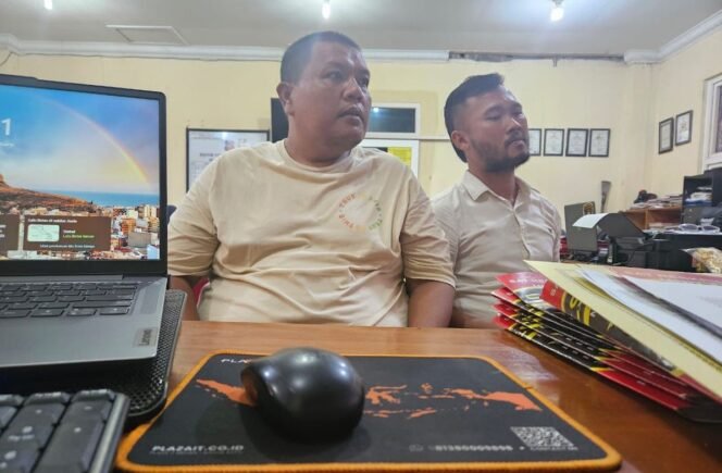 
Tersangka Ferdinan Harahap (kiri) bersama penasihat hukumnya Agus Setiawan Gusti di Mapolres Langkat.
