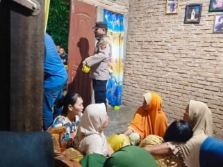 Aparat kepolisian dari Polsek Stabat mengamankan lokasi dari kerumunan warga.