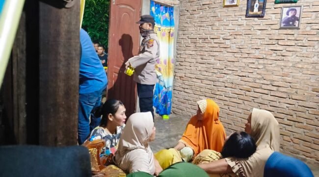 Aparat kepolisian dari Polsek Stabat mengamankan lokasi dari kerumunan warga.