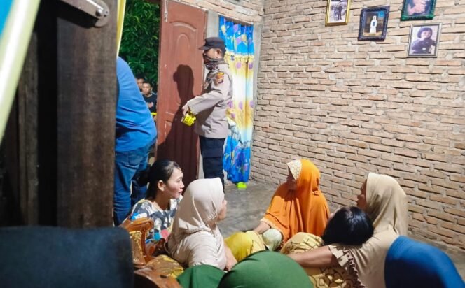 
Aparat kepolisian dari Polsek Stabat mengamankan lokasi dari kerumunan warga.