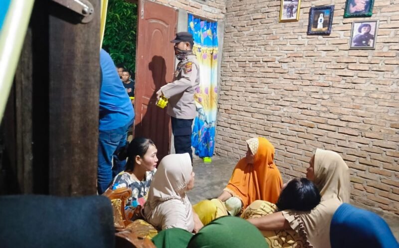 Aparat kepolisian dari Polsek Stabat mengamankan lokasi dari kerumunan warga.