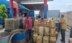 Barang bukti di lokasi gudang mafia BBM subsidi