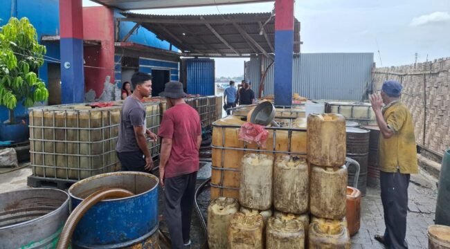 Barang bukti di lokasi gudang mafia BBM subsidi yang digerebek Tim Gabungan BAIS TNI, Kejatisu dan Balai Pengawasan Tertib Niaga.