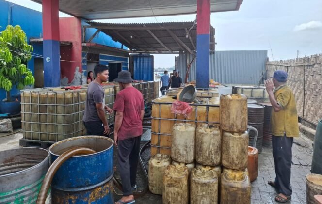 
Barang bukti di lokasi gudang mafia BBM subsidi yang digerebek Tim Gabungan BAIS TNI, Kejatisu dan Balai Pengawasan Tertib Niaga.