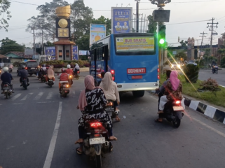Bus Gratis Pemkab Langkat untuk masyarakat umum sedang milntas dari Masjid Raya Stabat menuju Stasiun Kereta Api Kwala Bingai.