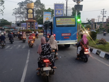 Bus Gratis Pemkab Langkat untuk masyarakat umum sedang milntas dari Masjid Raya Stabat menuju Stasiun Kereta Api Kwala Bingai.