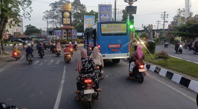 Bus Gratis Pemkab Langkat untuk masyarakat umum sedang milntas dari Masjid Raya Stabat menuju Stasiun Kereta Api Kwala Bingai.