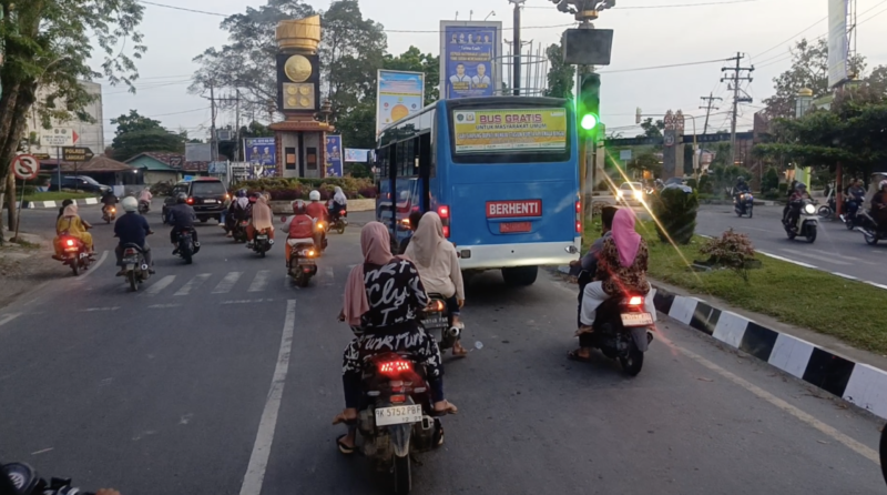 Bus Gratis Pemkab Langkat untuk masyarakat umum sedang milntas dari Masjid Raya Stabat menuju Stasiun Kereta Api Kwala Bingai.