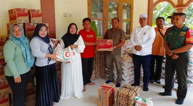 PT MTJ menyerahkan paket bahan pangan kepada warga di Dusun IV, Teluk Berohol, Desa Besilam, Padang Tualang.