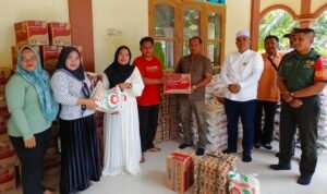 PT MTJ menyerahkan paket bahan pangan kepada warga di Dusun IV, Teluk Berohol, Desa Besilam, Padang Tualang