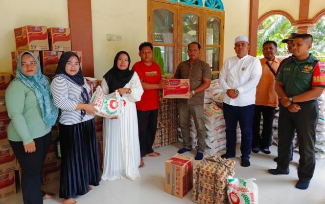 
PT MTJ menyerahkan paket bahan pangan kepada warga di Dusun IV, Teluk Berohol, Desa Besilam, Padang Tualang.