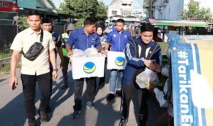 Pimpinan DPRD Sumut Ricky Anthoni dan stafnya membagikan makanan berbuka bagi umat Muslim yang berbupasa2