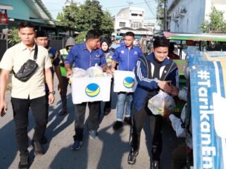 Pimpinan DPRD Sumut Ricky Anthoni dan stafnya membagikan makanan berbuka bagi umat Muslim yang berbupasa.