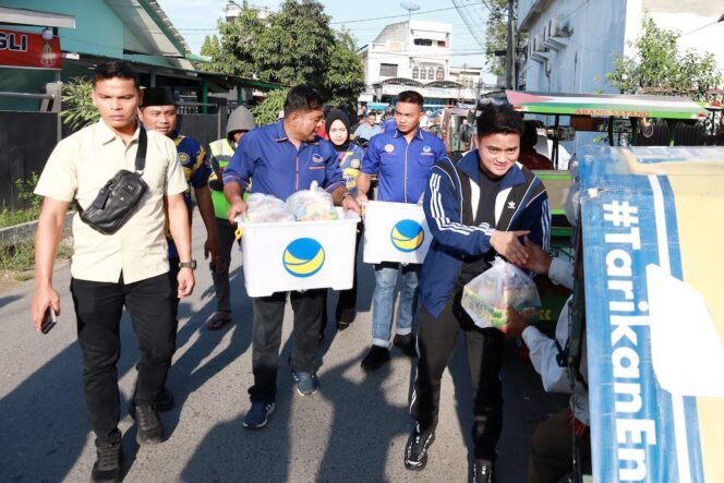 
Pimpinan DPRD Sumut Ricky Anthoni dan stafnya membagikan makanan berbuka bagi umat Muslim yang berbupasa.
