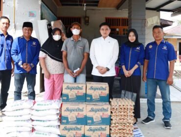 Pimpinan DPRD Sumut Ricky Anthony memberi bantuan kepada Edi Susanto, korban kebakaran di Lingkungan VI, Kelurahan Sidomulyo, Kecamatan Stabat, Langkat.