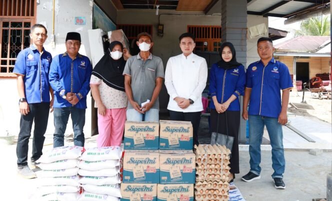 
Pimpinan DPRD Sumut Ricky Anthony memberi bantuan kepada Edi Susanto, korban kebakaran di Lingkungan VI, Kelurahan Sidomulyo, Kecamatan Stabat, Langkat.