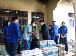 Pimpinan DPRD Sumut Ricky Anthony menyerahkan bantuan berupa bahan pangan dan tali asih kepada korban kebakaran di Kecamatan Batang Serangan.
