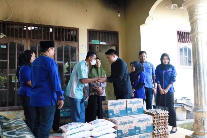 
Pimpinan DPRD Sumut Ricky Anthony menyerahkan bantuan berupa bahan pangan dan tali asih kepada korban kebakaran di Kecamatan Batang Serangan.