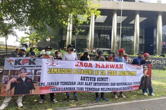 
Cium Indikasi Pelemahan Jampidsus, Aktivis Sumut ‘Murka’ di Depan Gedung Merah Putih