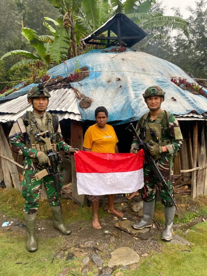 
Merah Putih Berkibar di Pelosok: Senyum Anak Negeri Sambut TNI di Beoga