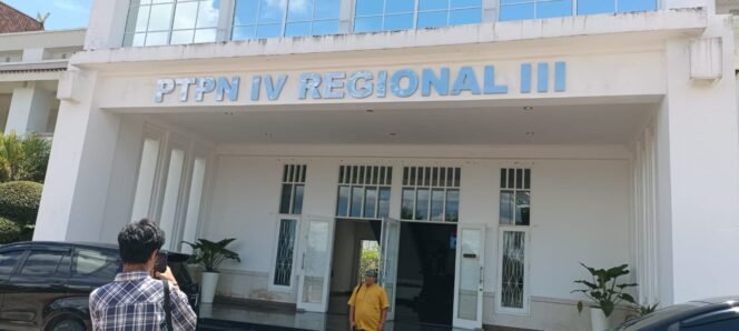 
Sejumlah Pejabat PTPN 5 Pamer Gaya Hedon di Medsos