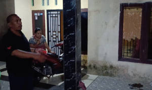 Joko menunjukkan kaca jendela yang pecah karena dimolotov OTK