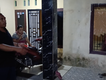 Joko menunjukkan kaca jendela yang pecah karena dimolotov OTK.