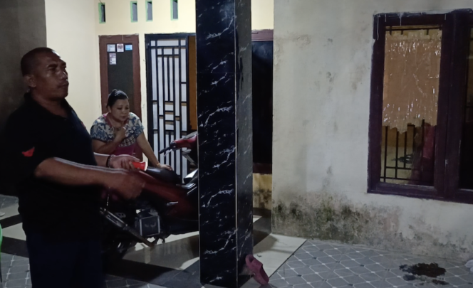 
Joko menunjukkan kaca jendela yang pecah karena dimolotov OTK.