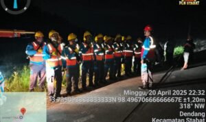 Personel ULP PLN Stabat saat hendak melakukan pemulihan jaringan akibat tiang listrik yang tumbang