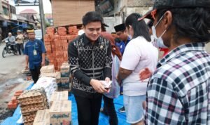 Pimpipnan DPRD Sumut Ricky Anthony menyerahkan bantuan bahan pangan dan tali asih kepada korban kebakaran di Pekan Bahorok, Langkat1