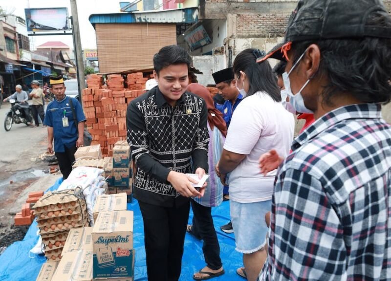 Pimpipnan DPRD Sumut Ricky Anthony menyerahkan bantuan bahan pangan dan tali asih kepada korban kebakaran di Pekan Bahorok, Langkat.