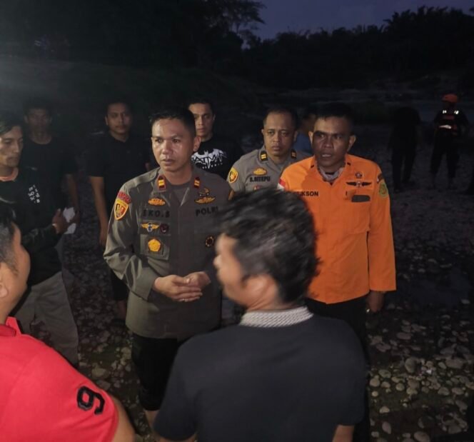 
Kapolsek Tuntungan Terjun Langsung Cari Anak yang Hanyut Terseret Arus di Sungai Lau Belawan
