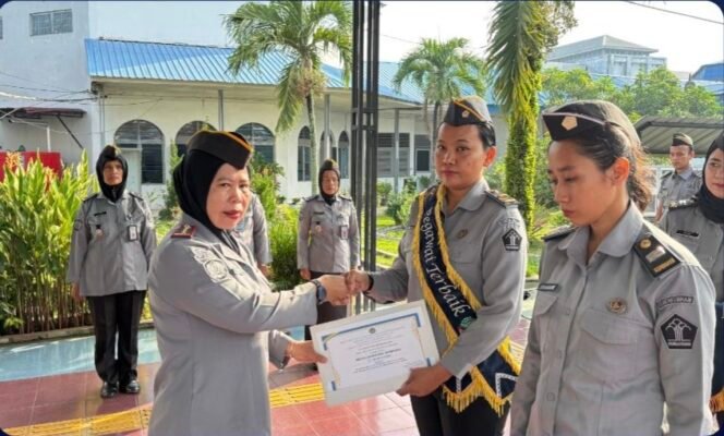 
Bukti Nyata Pemberian Apresiasi, Dua Pegawai Lapas Perempuan Medan Terima Reward