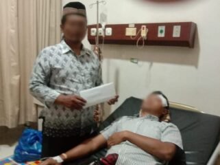 Tali asih dari Pimpinan DPRD Sumut Ricky Anthony diterima keluarga korban laka lantas di RSUD dr Zubir Mahmud Aceh Timur.