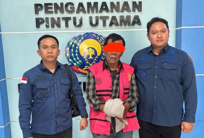
Tersangka TP Ketua KONI Langkat periode 2021-2023 usai menjalani Tahap II di Kejari Langkat.